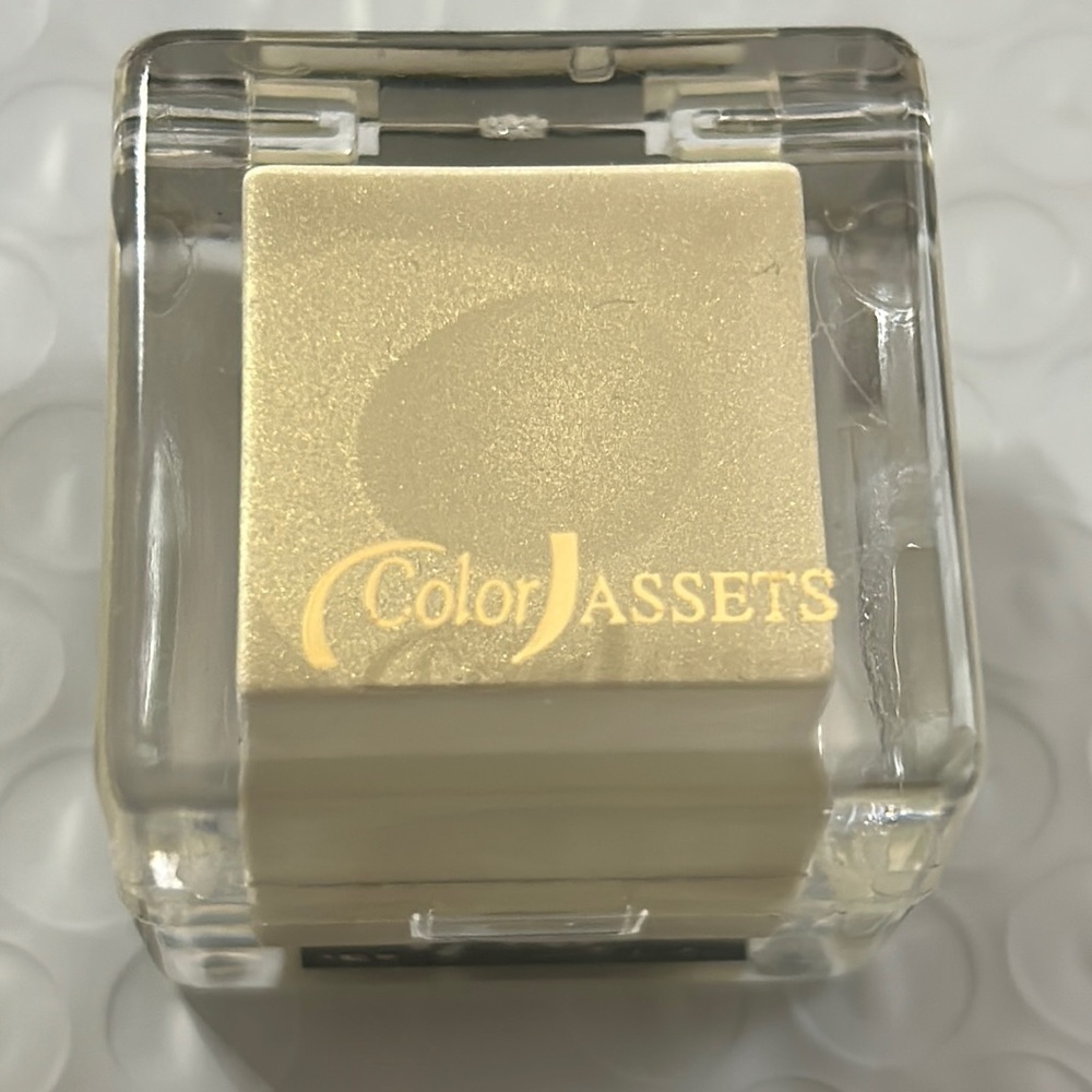 Color Assets Diane von Furstenberg Radiant Highlighter in shimmery Gold